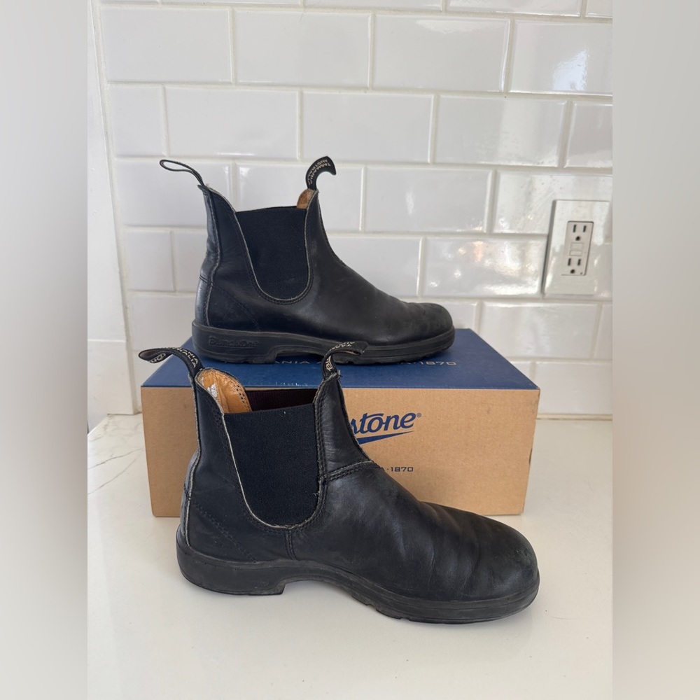 Women’s Black Blundstone #558 Chelsea Boot size 9